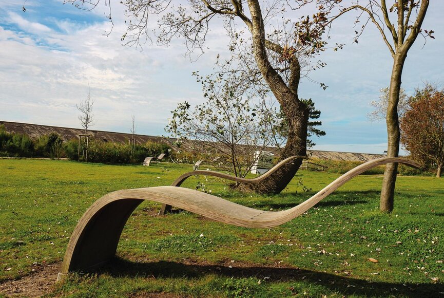Schwebeliegen an der Erlebnis-Promenade mit dem Blick zum Deich