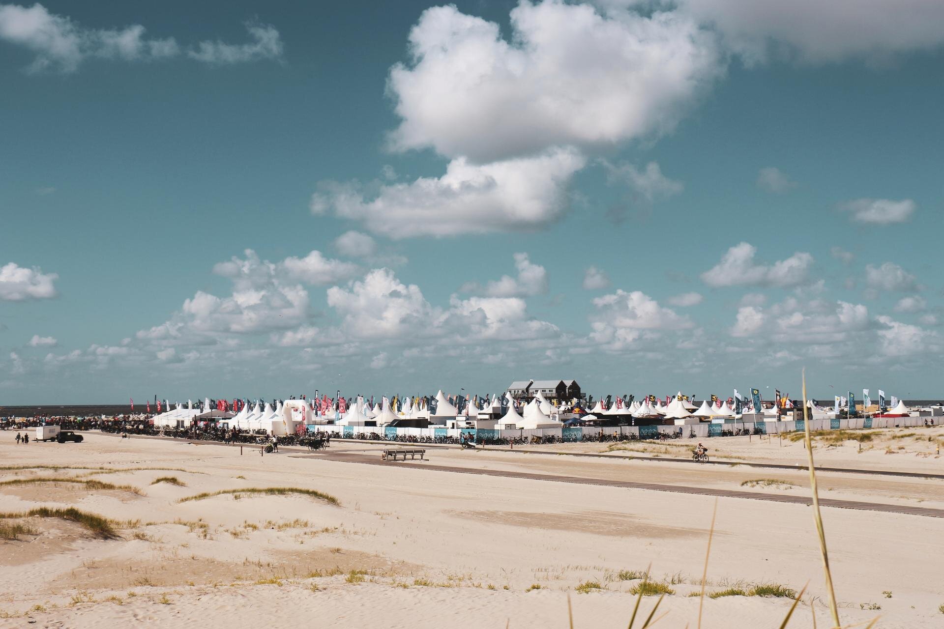 Eventgelände am Strand mit Pagoden