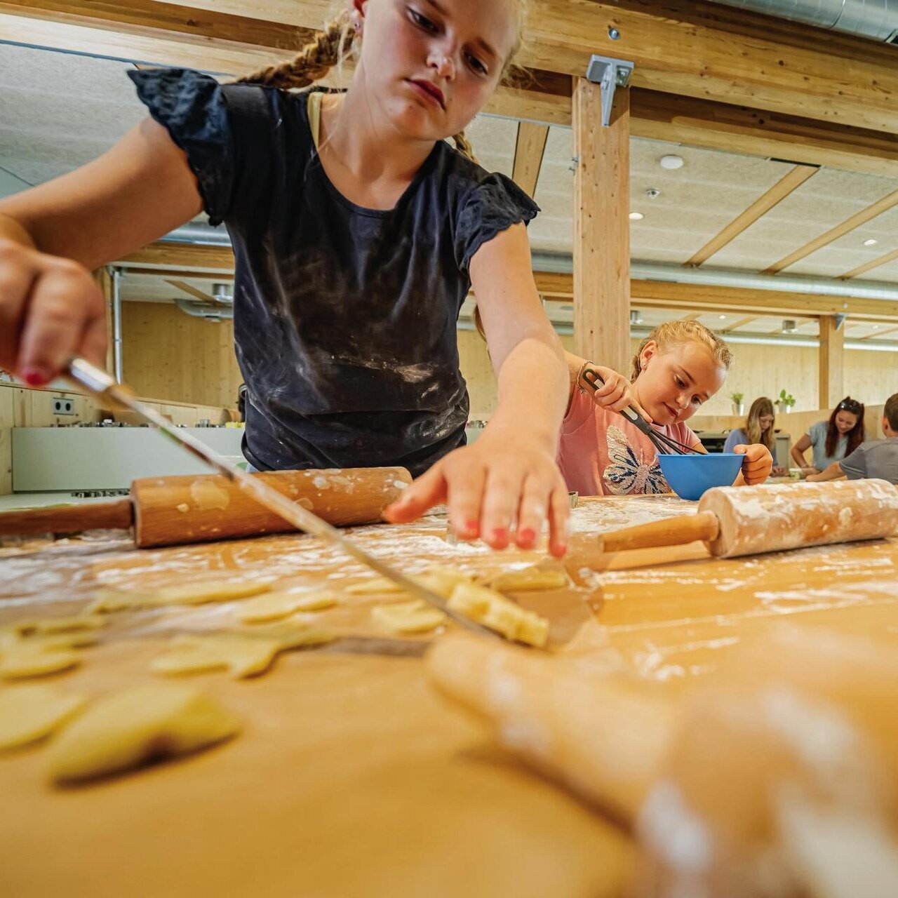 Kinder backen Plätzchen