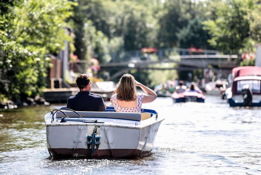 Pärchen auf einer Grachtenfahrt