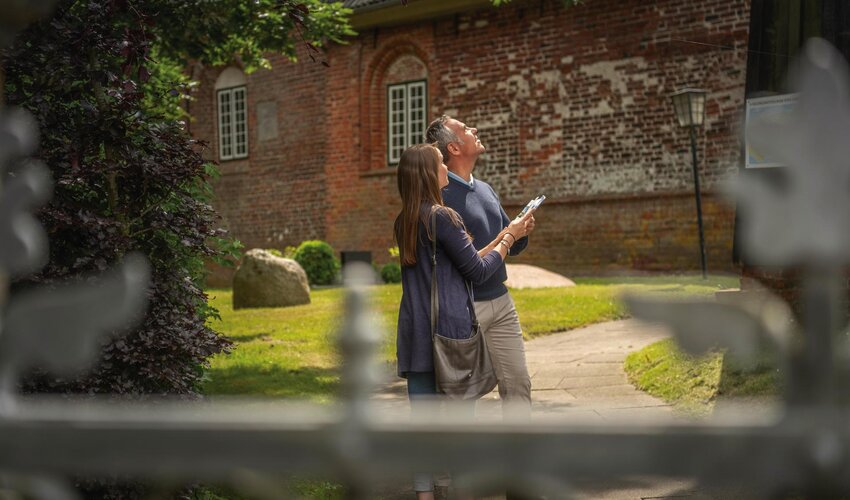 Paar vor der Kirche in Katharinenheerd