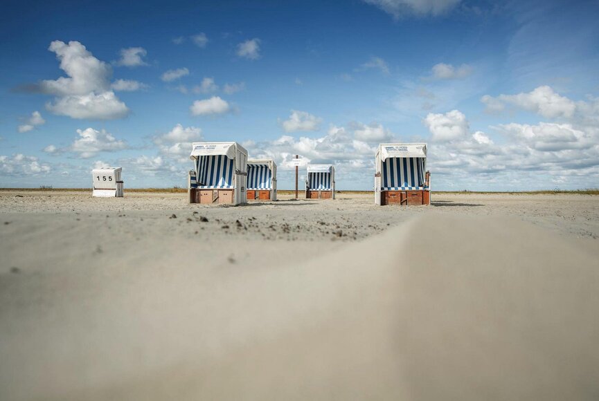 Strandkörbe am Sandstrand