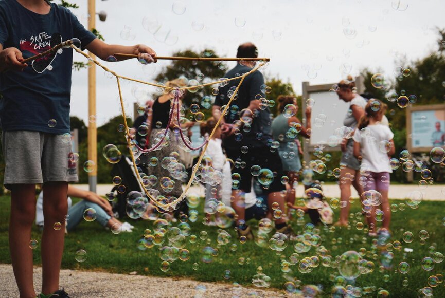 Kinder spielen mit Seifenblasen auf der Erlebnis-Promenade