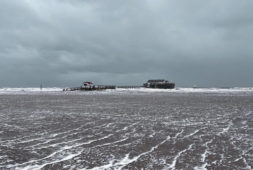 (c)TZ-SPO-Sturmflut-September2023-Ording überspülter Strand in Ording mit Pfahlbau