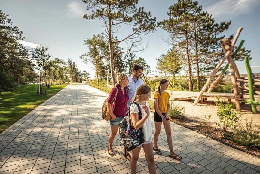Familie spaziert entlang der Erlebnispromenade