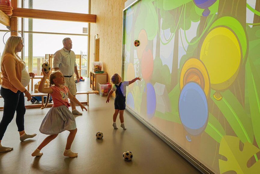 Familie beim Spielen mit der interaktiven Leinwand