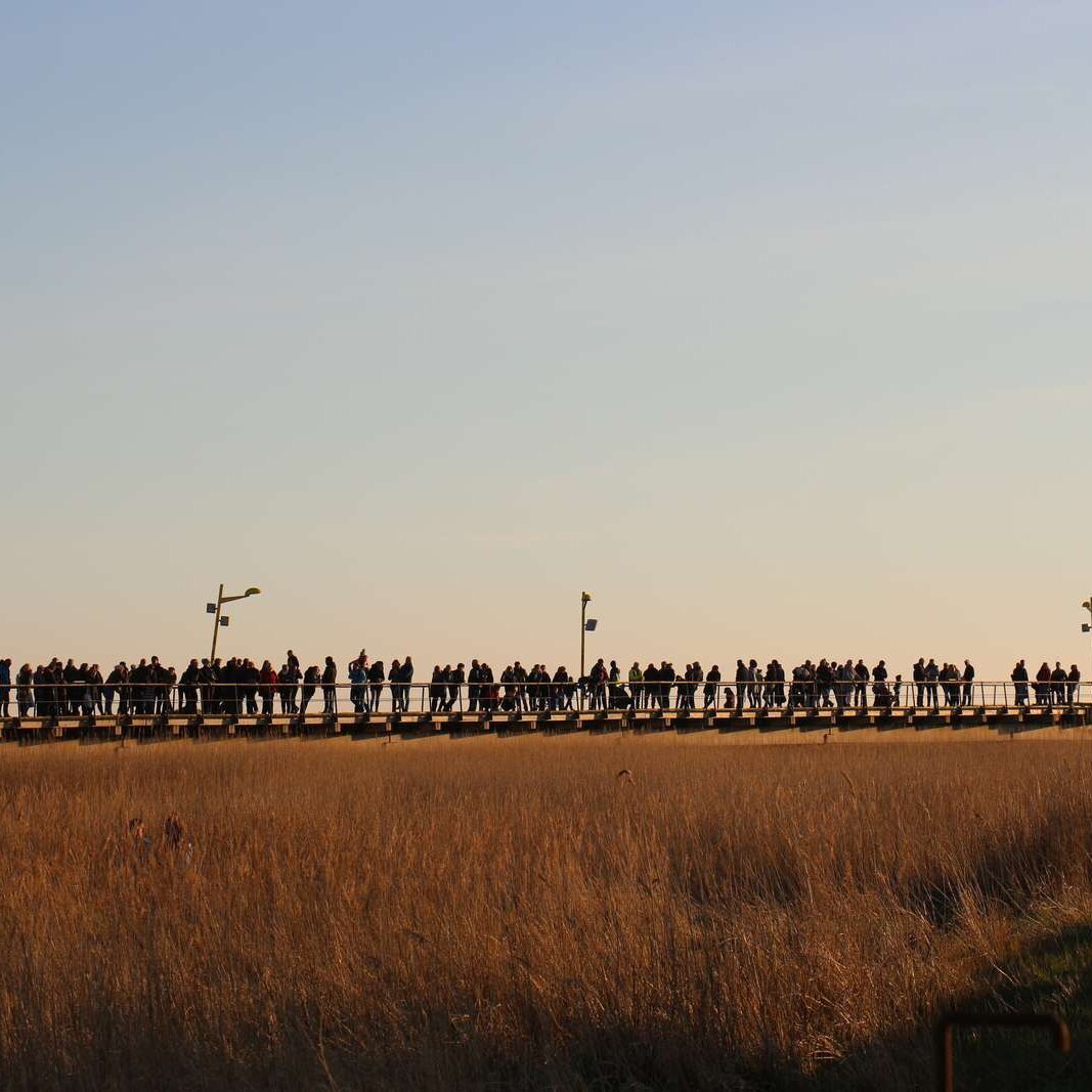 Seebrücke an Ostern – Menschenmenge verteilt auf der Brücke 