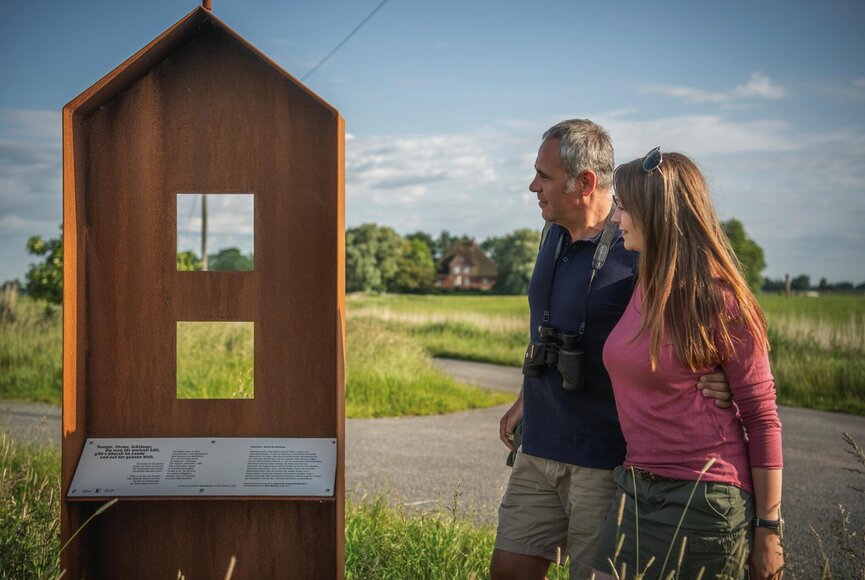 Paar vor Eiderstedter Landschaftsfenster