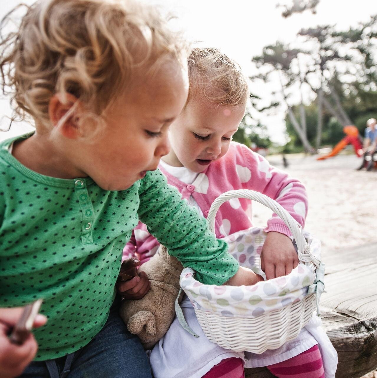 Kinder mit Osterkörbchen auf dem Spielplatz