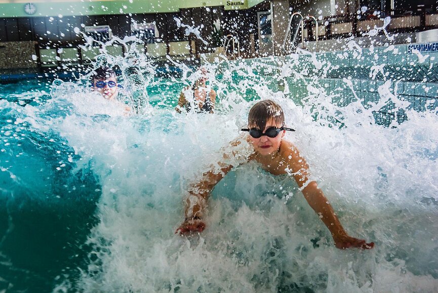 Kinder beim Toben in den Wellen