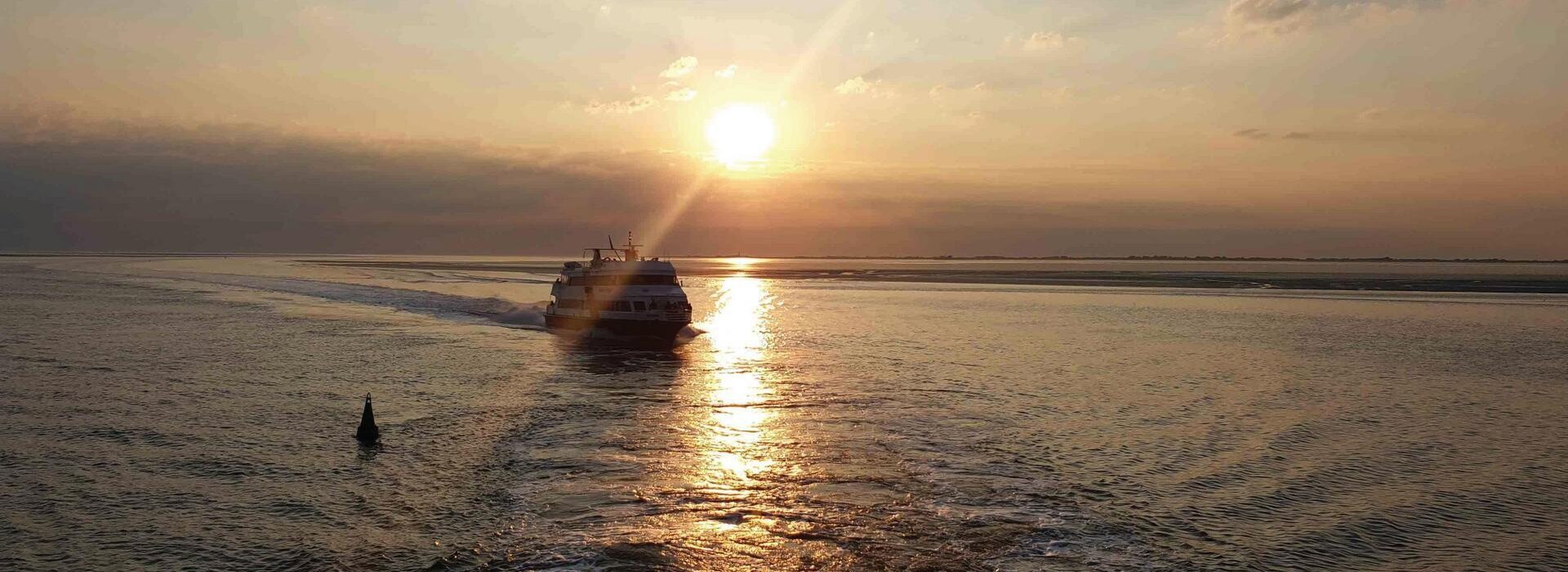 Fähre während der Fahrt im Sonnenuntergang