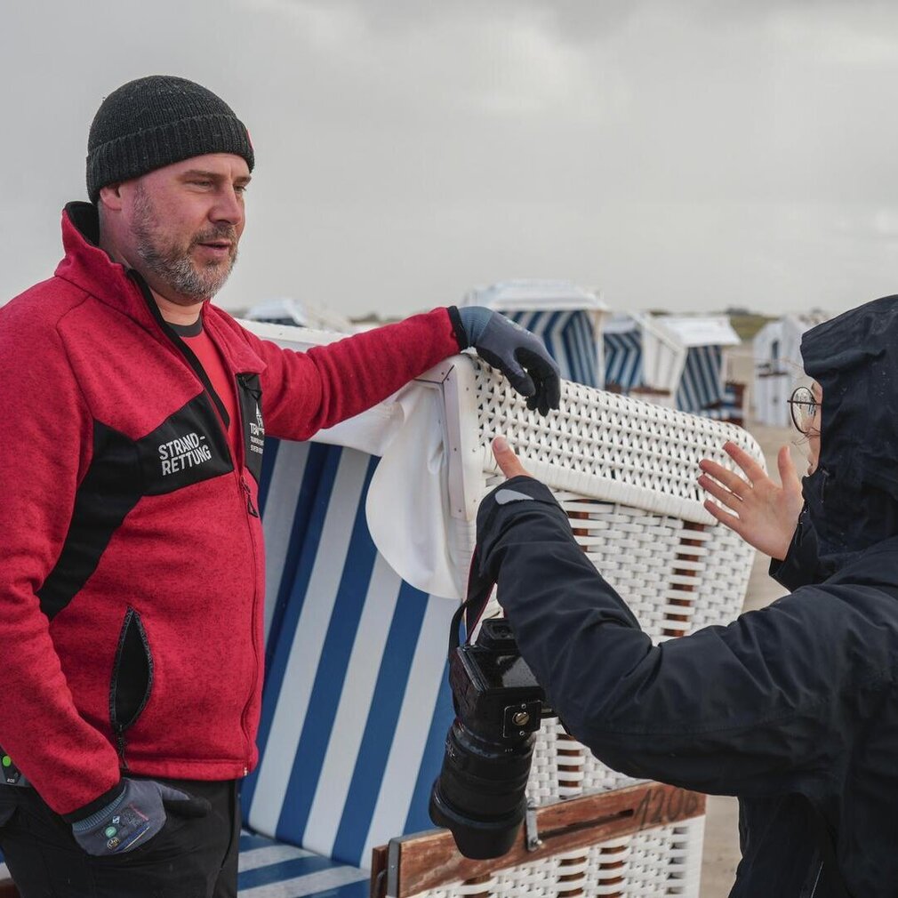 Marina spricht mit Dennis von der Strandaufsicht