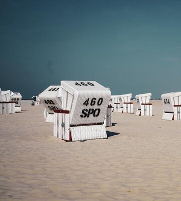 Strandkörbe im Sand