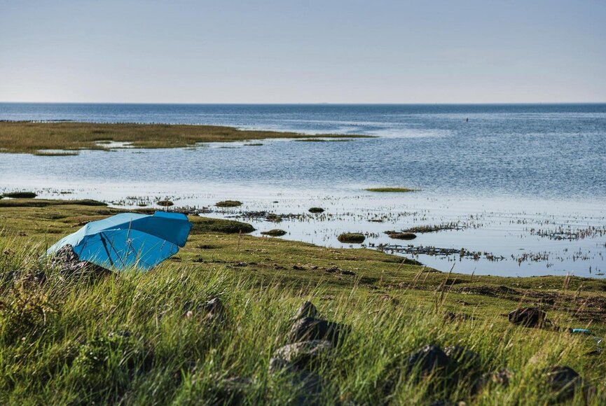 Sonnenschirm vor der Kulisse des Badestrands Stufhusen