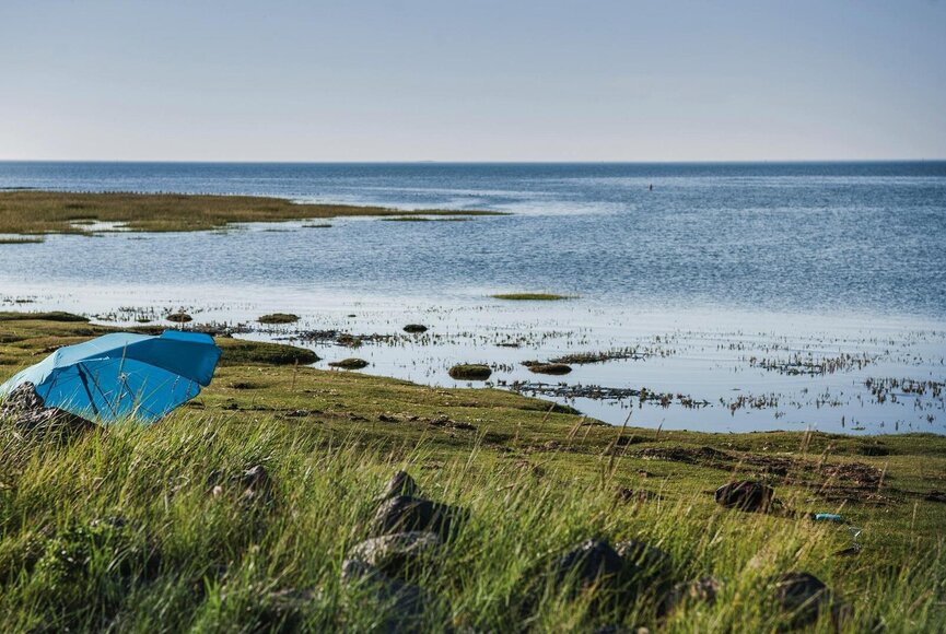 mit Sonnenschirm an der Badestelle Stufhusen
