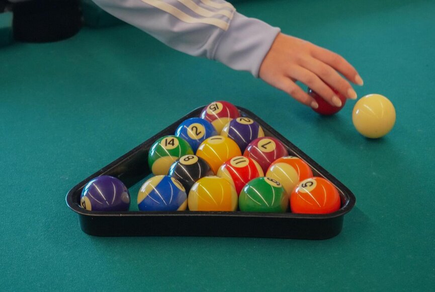 Ein Billard-Tisch lädt ebenfalls zum Spielen ein.