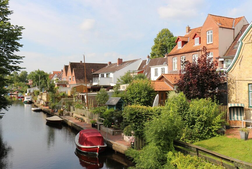 Gracht mit angelegten Booten in Friedrichstadt