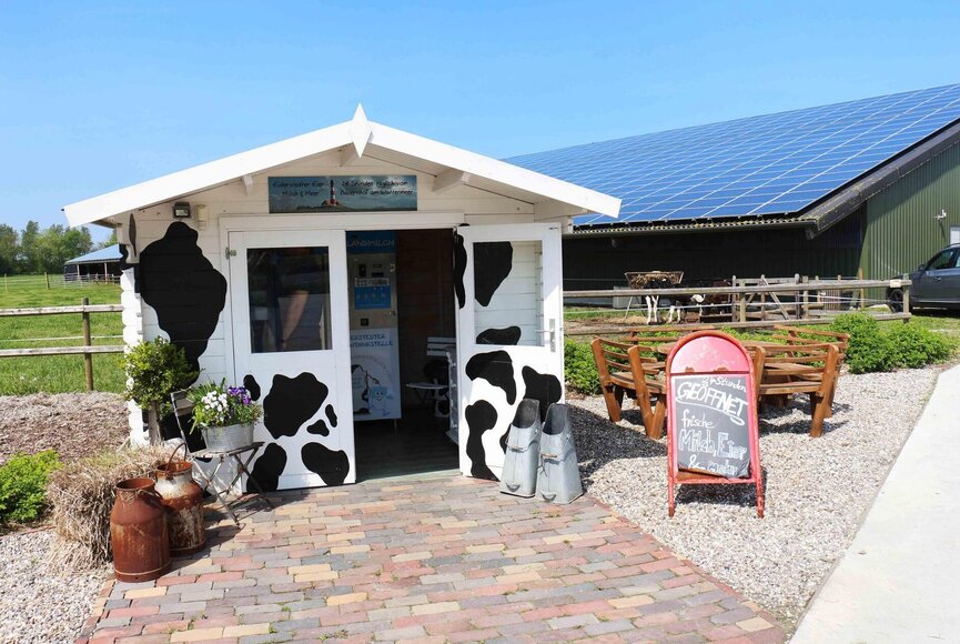 Blick auf die Milchtankstelle vom Bauernhof am Wattenmeer