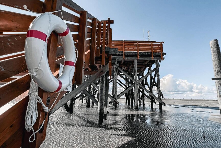 Pfahlbau bei Ebbe und Sonnenschein