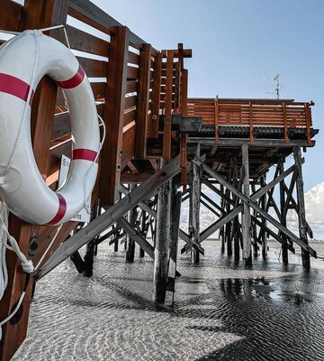 Rettungsring am Pfahlbau in Böhl