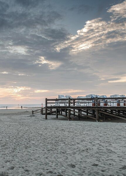 Strandkorbpodest am abendlichen Sommerstrand