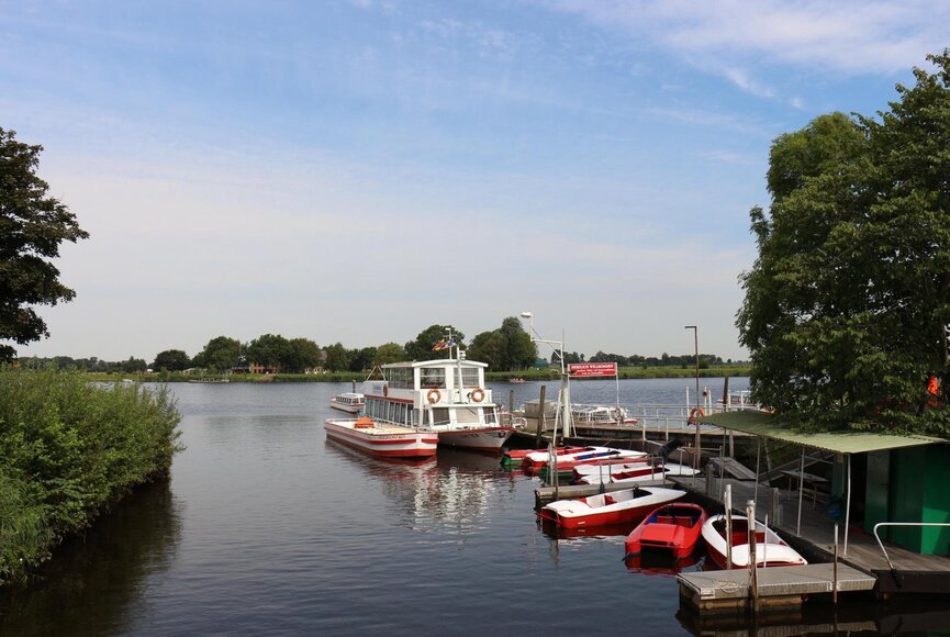 verschiedene Boote auf dem Wasser in Friedrichstadt