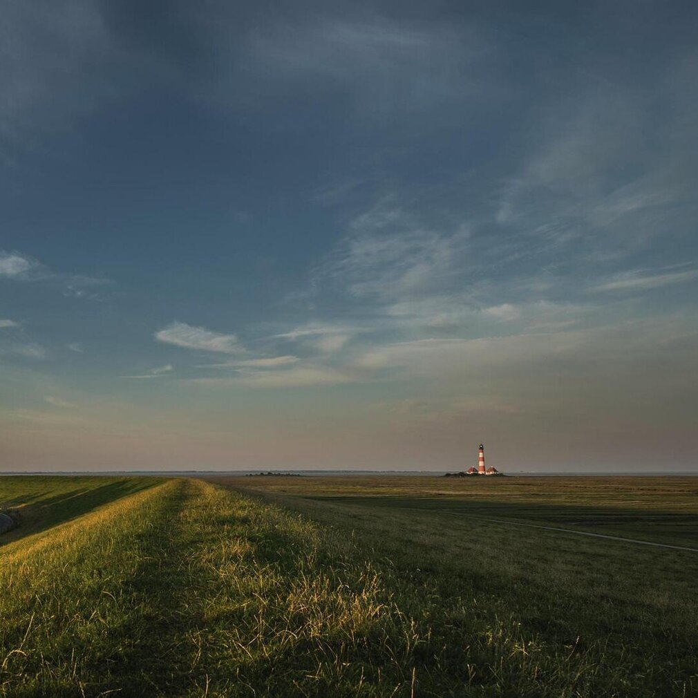 Blick vom Deich zum Westerhever Leuchtturm