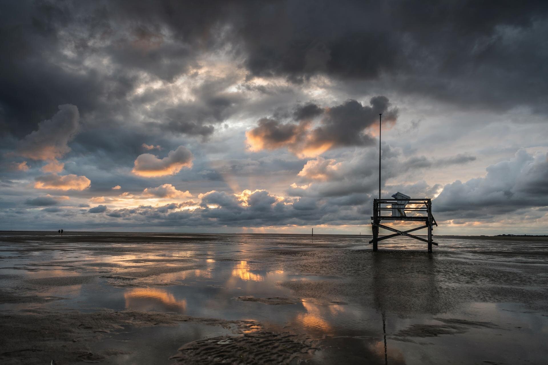 wolkiger Sonnenuntergang über dem Wattenmeer