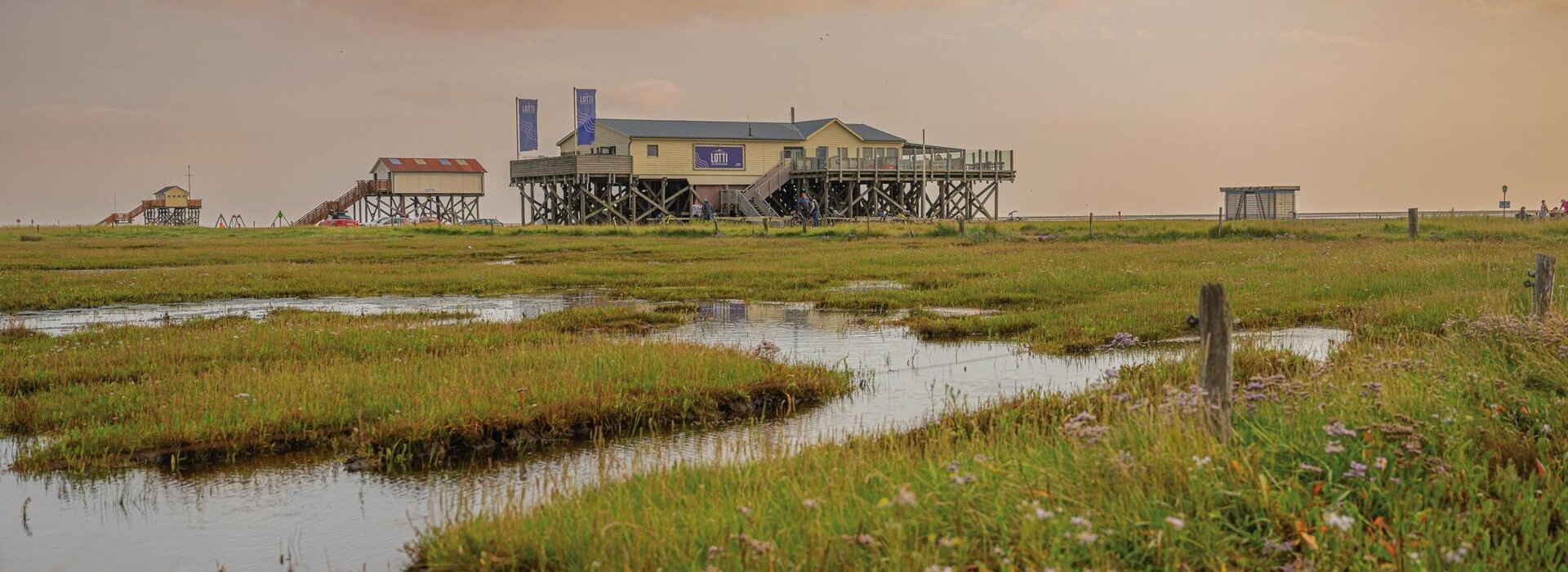 Blick auf das Pfahlbaurestaurant Lotti am Südstrand
