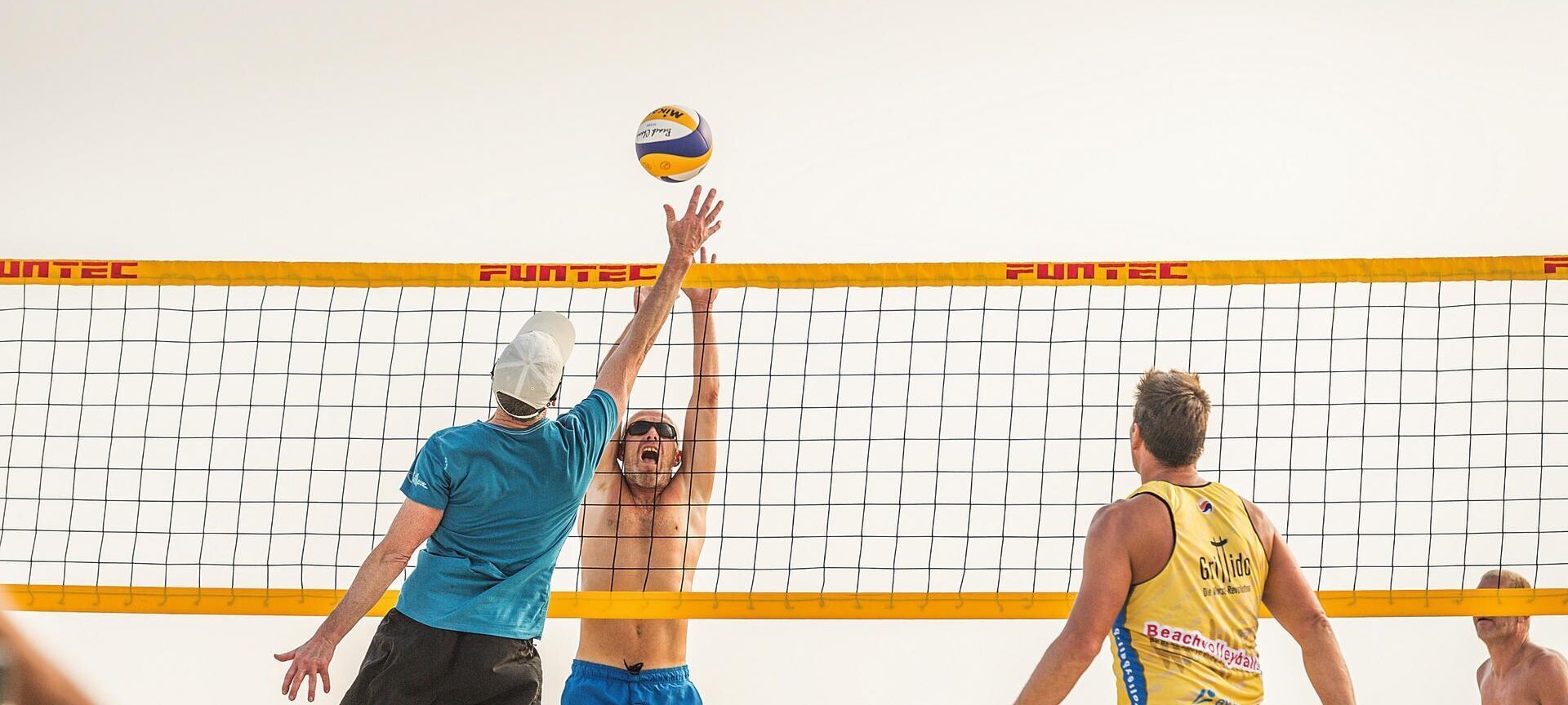 Freunde beim Beachvolleyball