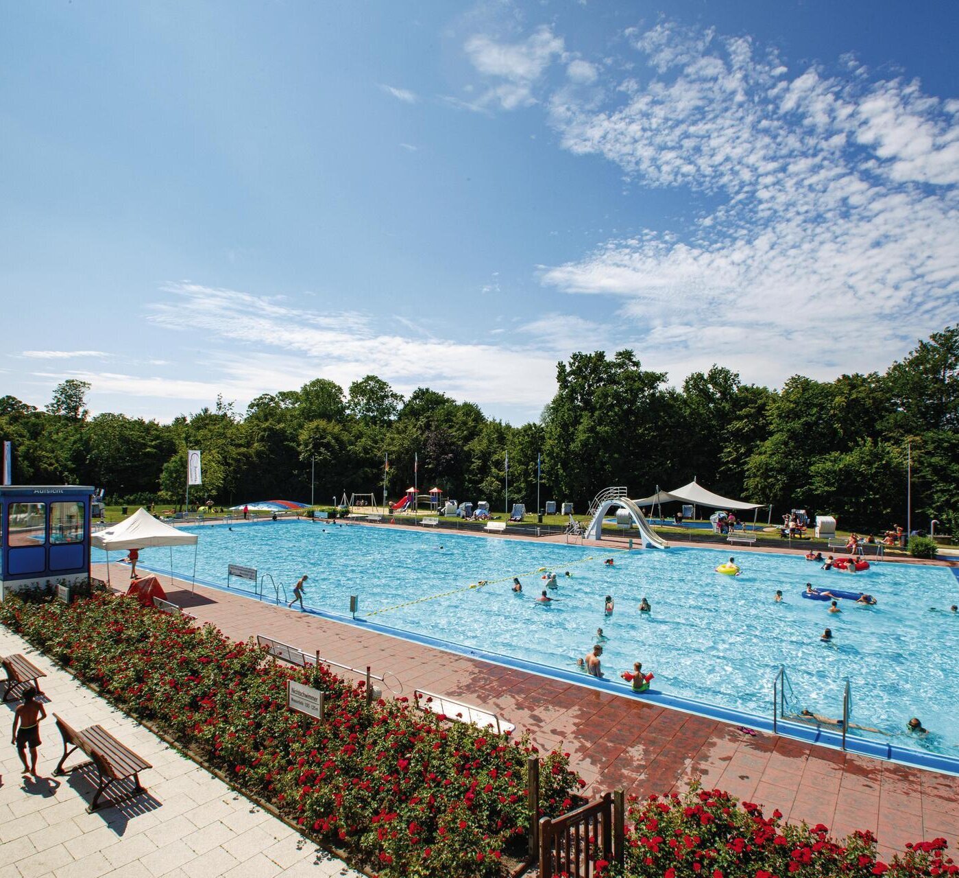 Freibad in Tönning mit Badegästen bei bestem Wetter