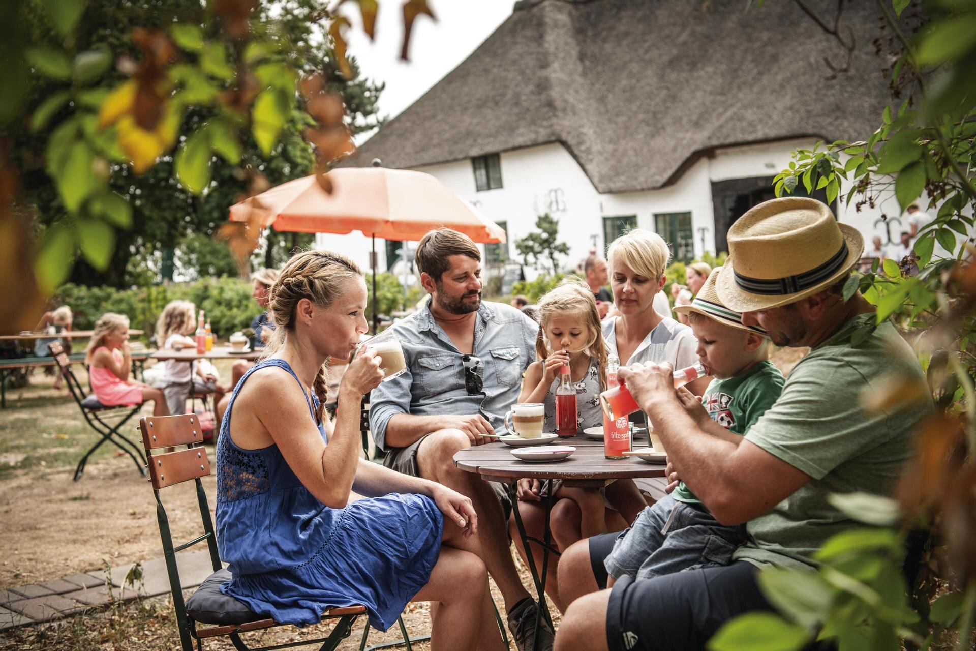 Familie am Tisch des Cafés Richardshof