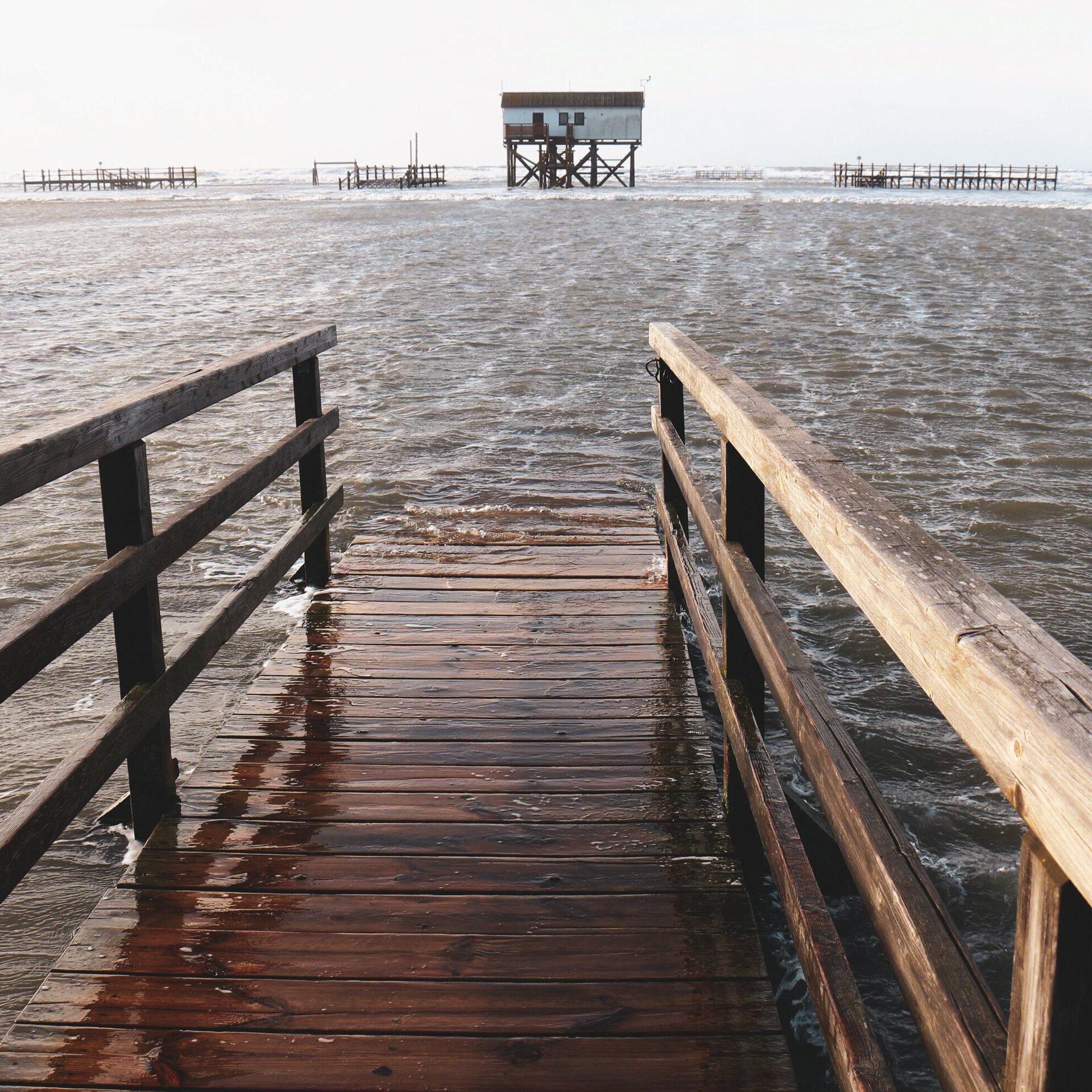 überfluteter Steg bei einer Sturmflut am Ordinger Strand