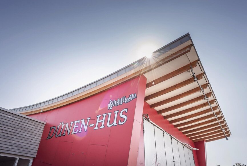 rotes Dünen-Hus mit geschlossener Außenbühne