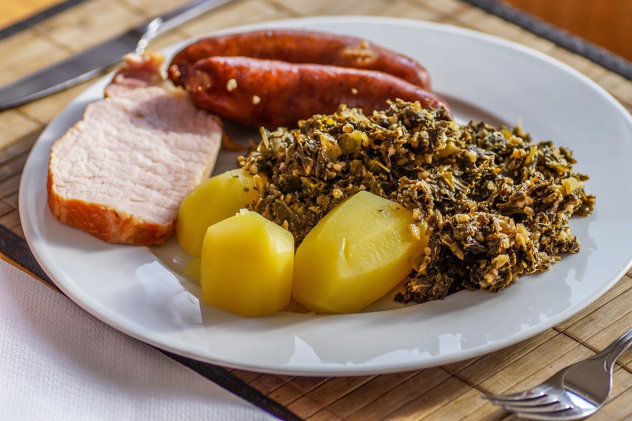 Grünkohl angerichtet mit Kartoffeln, Kochwurst und Kasseler
